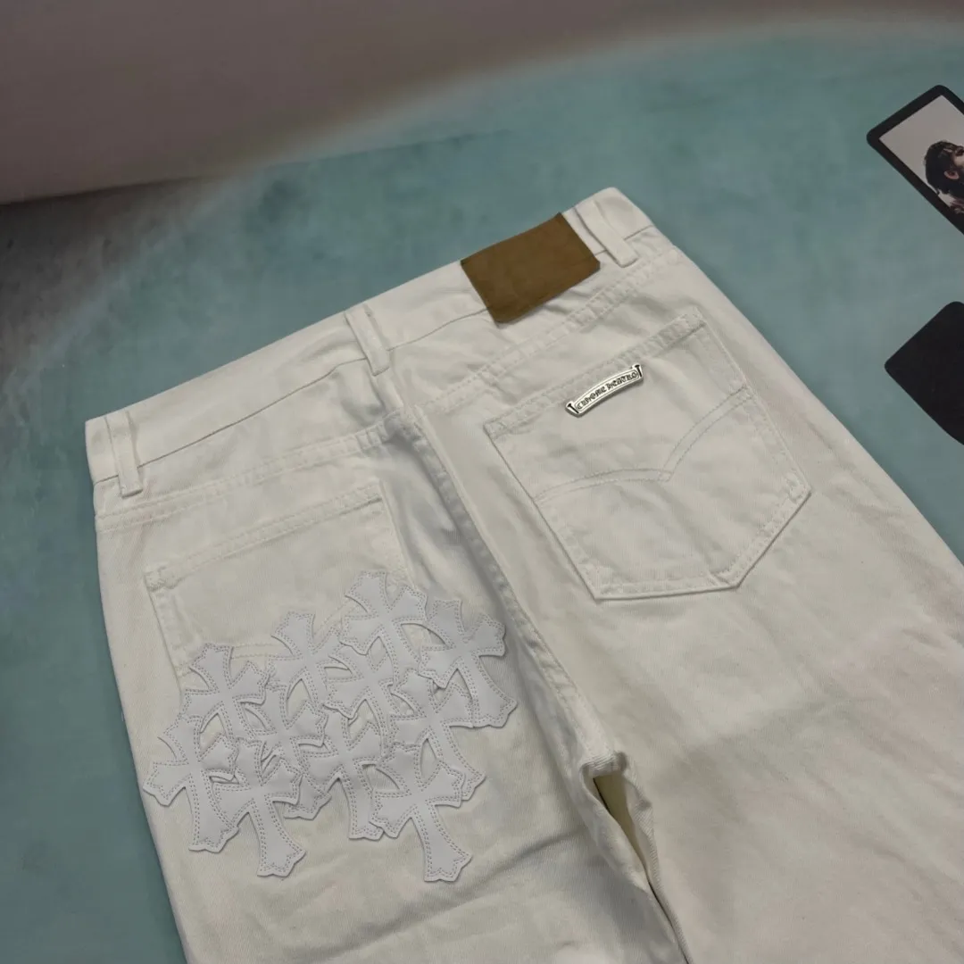 🅿️300 🔘Model No.-KL166 🔘Croxin𝐂𝐡𝐫𝐨𝐦𝐞 𝐇𝐞𝐚𝐫𝐭 White Bull King Metal Cross White Leather Heavy Duty Jeans* The brand of Croxin has always been famous for its high-end and design. The quality of these pants is unparalleled, and a pair is often hard to find at counters. It uses top-notch heavy-duty washing technology, the calf leather laser-cut cross is particularly exquisite, and the aged silver hardware adds a sense of retro and luxury. White denim fabric, paired with a cross leather design, is fashionable and individual. The straight version is also particularly slim. The style is the same for men and women, so whoever wears it will look better! The matching suggestions are as follows: Cool street style: Pair the upper body with a black short crop top, a black leather jacket, and black Martin boots. Wear a silver necklace and ring from Crowe Heart and walk on the street to feel cool. Casual fashion style: wear a simple white cotton T-shirt, a loose denim jacket, and white sneakers. Overall casual and comfortable, suitable for daily travel and shopping. High-end outfit: Pair it with a black silk-textured shirt, tuck it into pants, and put on a pair of black leather shoes. Wearing a black suit jacket will instantly enhance your temperament, and you can attend some formal occasions without any pressure.  Size: S M L XL (28.30.32.34) Color: White